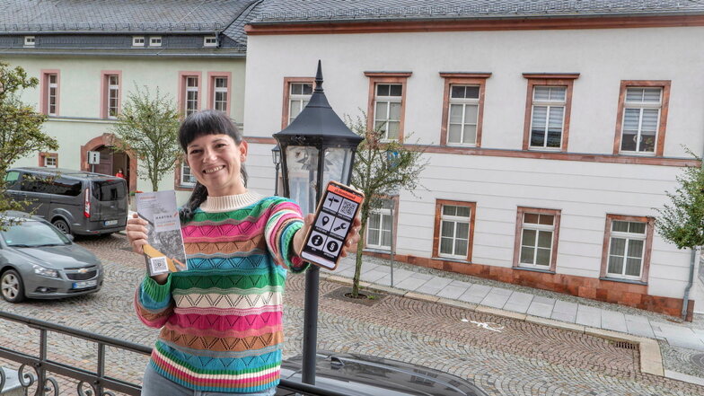 Die Mitarbeiterin der Stadtbibliothek Marielle Ruder lädt zum interaktiven Stadtrundgang ein. Bei diesem können auch Harthaer noch mehr über ihre Heimatstadt erfahren.