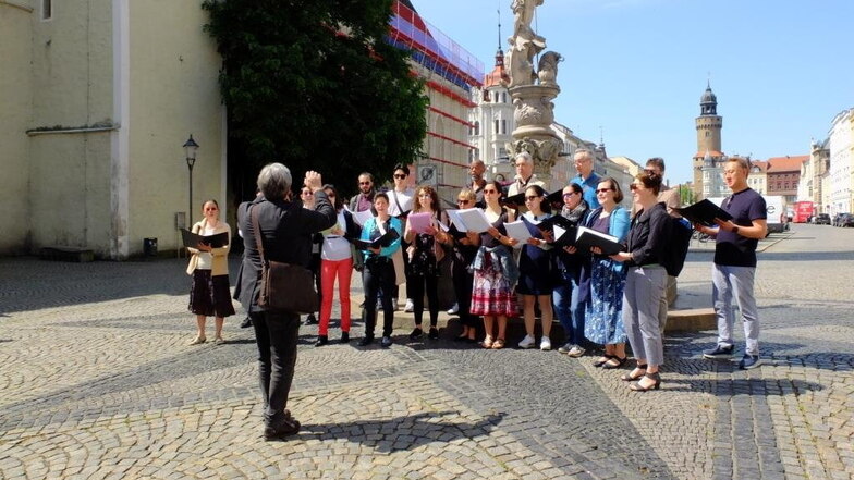Jeden Mittwochvormittag im Juni und Juli ist der Görlitzer Opernchor an verschiedenen Stellen der Altstadt zu erleben.