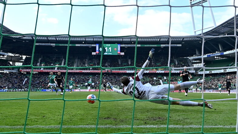 Dynamo ist beim Spitzenteam Weder Bremen gefordert - und im Mittelpunkt steht immer wieder auch Dynamo-Torwart Anton Mitryushkin.