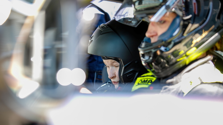 Mit einer professionellen Fahrerin unterwegs: Victoria Lenuweit, die an einem seltenen Gendefekt leidet, durfte auf dem Lausitzring dank Challengefeeling mit dem Porsche ihre Runden drehen.