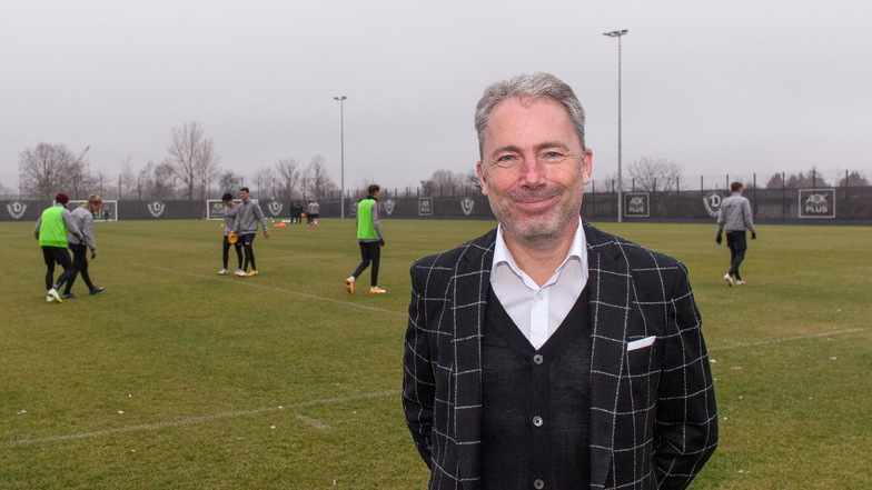 Jürgen Wehlend schaut kurz beim Training der Dynamo-Profis zu. Als der neue kaufmännische Geschäftsführer verfolgt er mit Sportchef Ralf Becker ein gemeinsames Ziel.