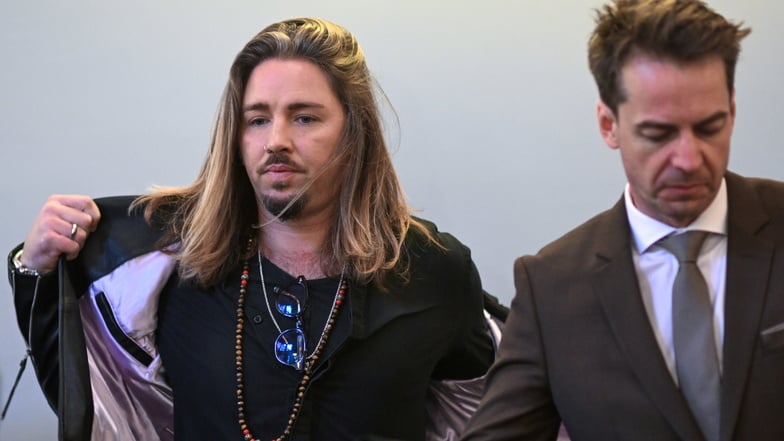 The musician Gil Ofarim (l) stands in the hall of the regional court in Leipzig next to his lawyer Alexander Stevens.  The trial against Ofarim is ongoing here for false suspicion and slander.