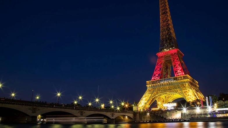 In der französischen Hauptstadt Paris erstrahlte der Eiffelturm am Samstagabend in Gedenken an die Opfer in den deutschen Nationalfarben Schwarz, Rot und Gold.