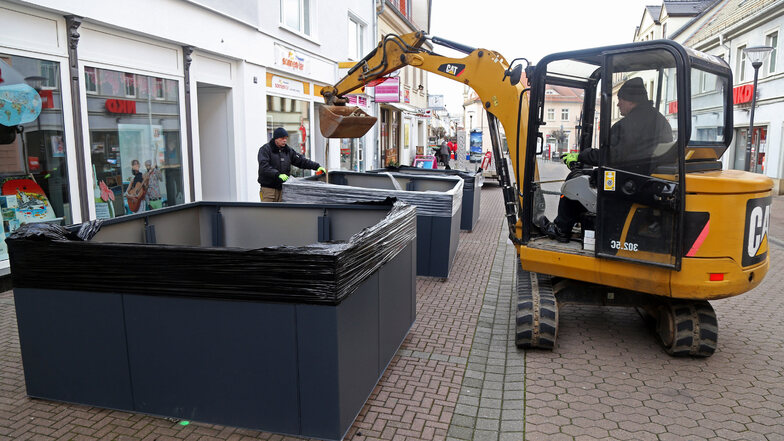 An der Hauptstraße in Riesa wurden jetzt neue Pflanzkübel aufgestellt.