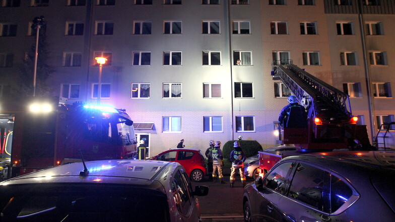 Feuerwehreinsatz am Sonntagabend in Heidenau. Zunächst war unklar, wieso das Feuer ausbrach.