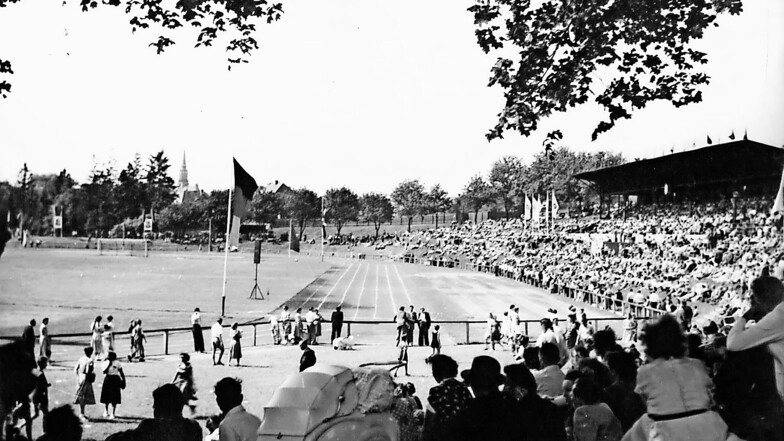 Dicht gedrängt erwarten die Zuschauer den Beginn der Einweihungsveranstaltung des Löbauer Stadions am 21. August 1950.