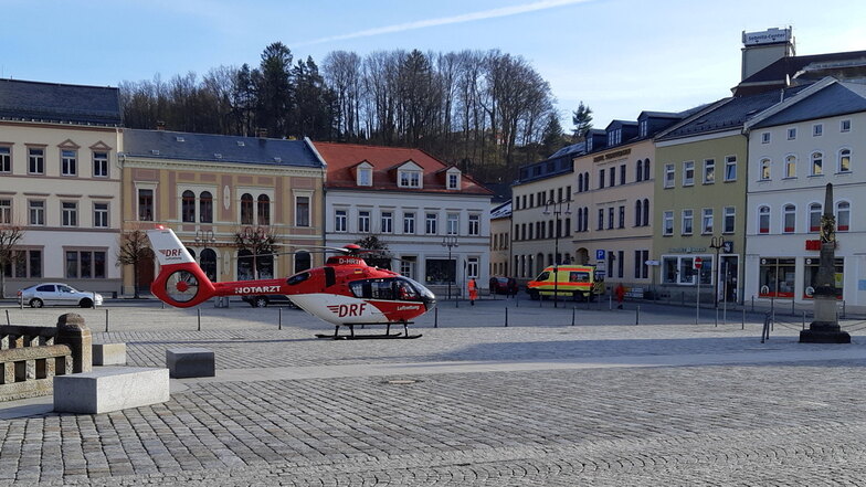 Der Marktplatz von Sebnitz wurde heute Morgen zum Landeplatz für die Luftretter.