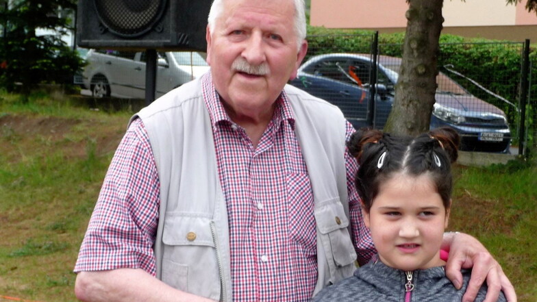 Klaus Fiedler mit der kleinen Simouka aus dem Roma-Zentrum in Decin.