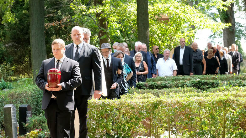 Auf dem Weg zum Grab: Die Gäste der Trauerfeier für den Meißner Künstler Bernd Warkus auf dem Friedhof an der Nossener Straße.