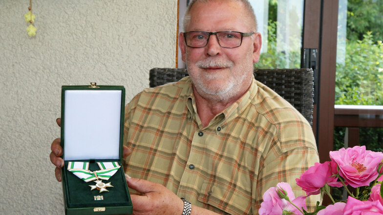 Wilfried Arndt mit dem Verdienstorden.