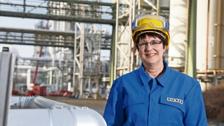 Dr. Jutta Matreux ist die neue Leiterin des Wacker-Werkes am Standort in Nünchritz. Seit Anfang des Jahres lebt die 53-Jährige an der Elbe und macht sich mit dem 130 Hektar großen Chemiewerk vertraut. Für die Zukunft sammelt sie derweil schon die ersten V