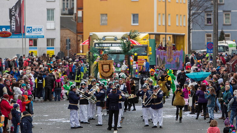 Freitaler drehen bei Karnevalsparade wieder richtig auf