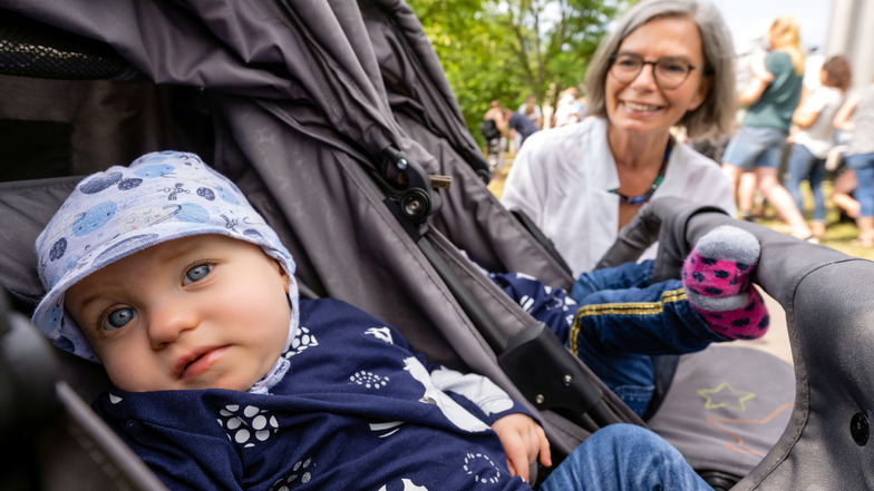Bürgermeisterin Barbara Lüke lud am Donnerstag zum Empfang für die jüngsten Pulsnitzer Neubürger ein - mit dabei waren die Zwillinge Tamara und Amira Haußmann. Sie waren zwei von 29 Kindern, die im zweiten Halbjahr 2021 geboren wurden.