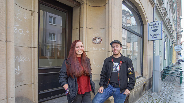 Seit einem Jahr gibt es in der Bautzener Kurt-Pchalek-Straße den Jugendklub „Kurti“: Lisa Wendler und Maximilian Barthel gehören zum Team.
