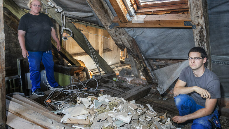 Haben nicht nur mit kaputten Dachbalken zu kämpfen: Daniela Lange (l.) und Schwager Marcel Rosenfeld (r.) wollten eigentlich noch dieses Jahr nach Altriesa ziehen. Doch das Haus, das sie mit ihren Familien gekauft haben, erwies sich als ruinös.