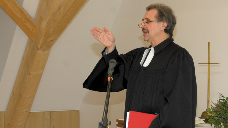 Superintendent Andreas Beuchel ist in Großenhain sehr bekannt - hier bei der Einweihung des neuen Gemeindezentrums in den ehemaligen Predigerhäusern.