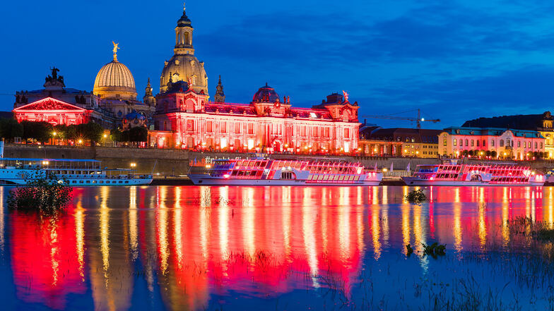 In rotes Licht gehüllt ist die Brühlsche Terrasse in Dresden.