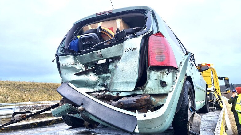 Ein Toyota prallte gegen den Peugeot: an den Fahrzeugen entstand ein Schaden von rund 8.000 Euro.