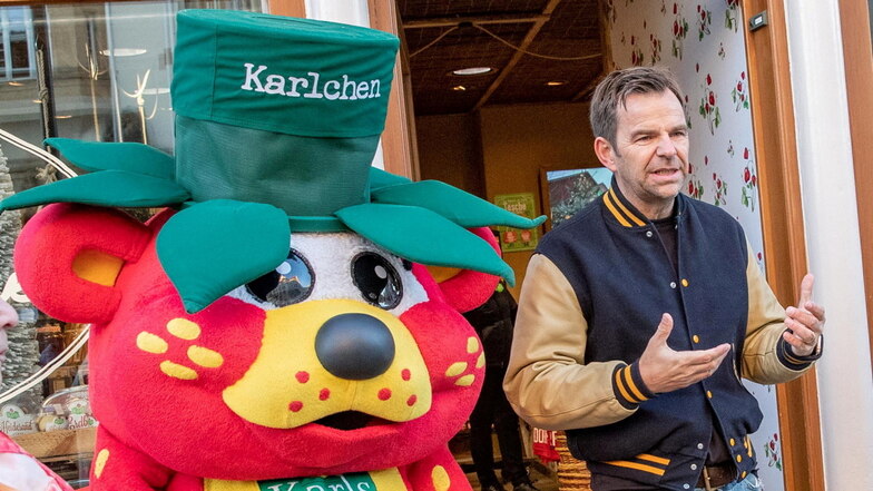 Karls-Chef Robert Dahl mit dem erdbeerigen Maskottchen Karlchen bei der Eröffnung des Manufakturen.-Marktes. Jetzt soll Döbeln auch noch eine Erdbeerstraße bekommen.