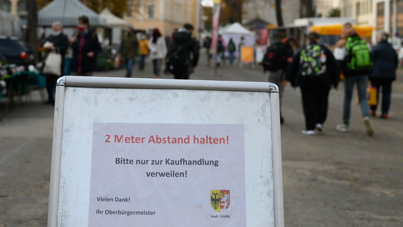 In einer Fußgängerzone in Görlitz wird auf die geltenden Hygieneregeln hingewiesen.