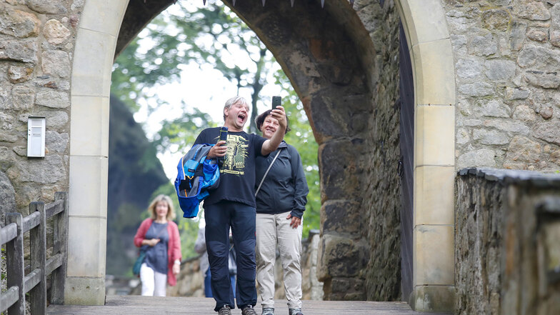 Das Wetter war nicht grade prächtig, die Stimmung der Besucher schon. Dieses Paar macht ein Selfie am Eingang zur Burg. 