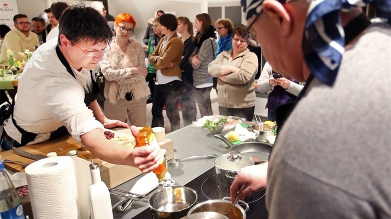 René Schade (links) und Jürgen F. Stahl traten beim Cooking Cup an. Erstmals wurde der Wettbewerb im Weixdorfer Küchenhaus Hillig durchgeführt. Die beiden Männer ließen sich von den Besuchern nicht aus der Ruhe bringen. Fürs Publikum waren es besondere Ei
