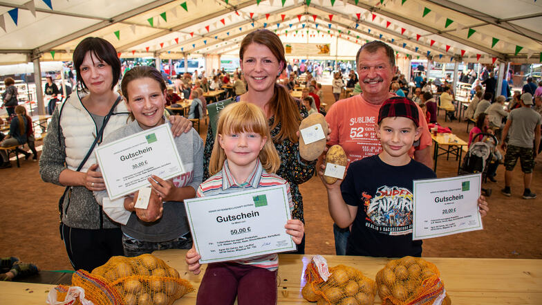 Nathalie Fleischer (2. von links) mit ihrer Tante Maria Bose (links) reichten die schwerste Kartoffel des Jahres mit exakt 786 Gramm ein. Die neue Kartoffelkönigin ist jedoch die fünfjährige Enna Müller (vorn).
