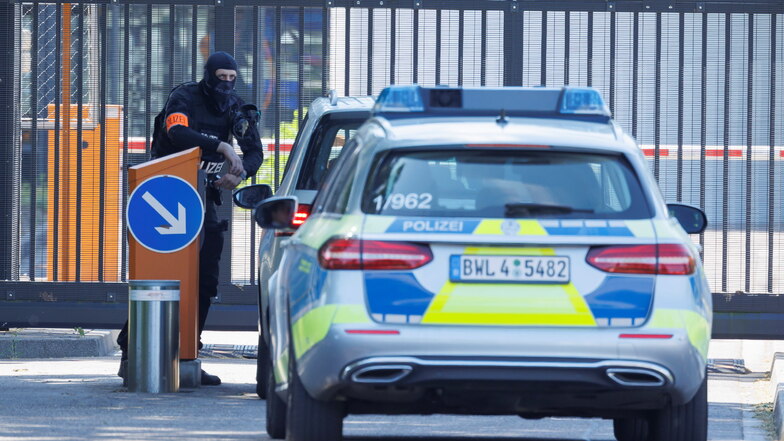 Nach einer Razzia gegen mutmaßliche IS-Unterstützer in mehreren Bundesländern werden die Beschuldigten am Bundesgerichtshof in Karlsruhe vorgeführt.