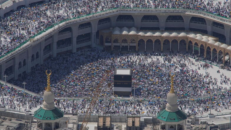 Muslimische Pilger umrunden in Mekka die Kaaba, das kubische Gebäude der Großen Moschee, während der jährlichen Hadsch-Pilgerfahrt.