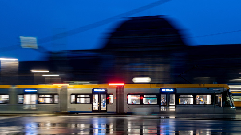 Eine Straßenbahn fährt vor dem Hauptbahnhof in Leipzig in eine Haltestelle ein.