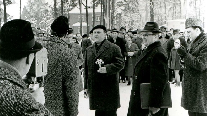 Der 8. Januar 1967 in Ottendorf-Okrilla: Schuldirektor Heinz Böhm erhielt den goldenen Schlüssel. Bürgermeister Erhard Blania, rechts neben dem Schulleiter, durfte wenig später das Band vor dem Schuleingang durchschneiden.