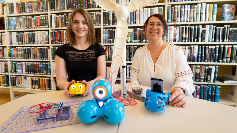 Solvig Gerber und Manuela Mützein von der Radeberger Stadtbibliothek zeigen die neuen sogenannte Maker-Boxen, zu der auch die Lern-Spielzeugbiene "Bee-Bot" gehört.