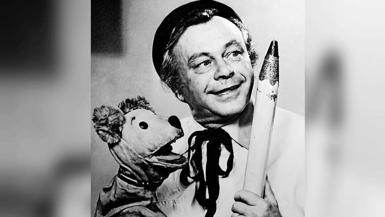 Heinz Fülfe (1920-1994), hier als Tadeus Punkt mit Struppi, kam über die Puppenbühne "Die Pirnaer" zum DDR-Kinderfernsehen und führte unter anderem Mauz, Hoppel, Borstel und Frau Elster.