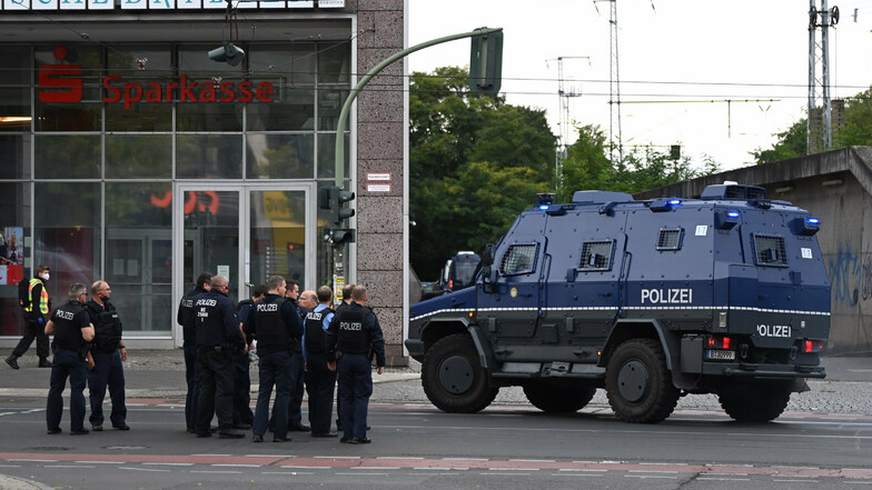 Spezialeinsatzkräfte der Polizei stehen in der Bahnhofstraße vor dem Forum Köpenick. Dort gab es einen Banküberfall.