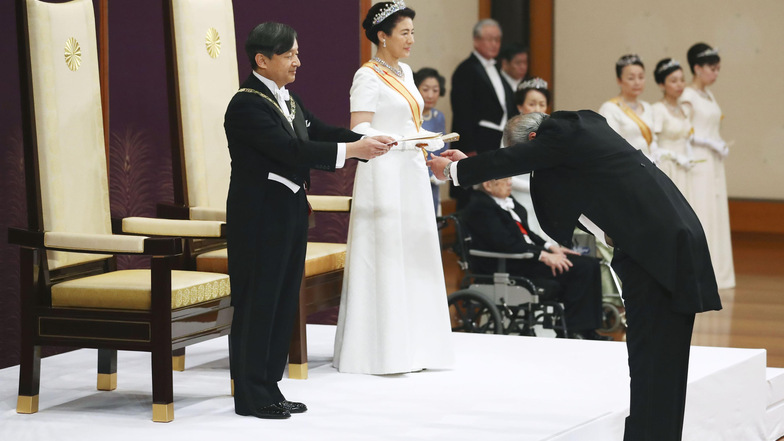 Bei einer ersten Einführungszeremonie wurden dem neuen Monarchen von Beamten des Haushofamtes zwei der Throninsignien überreicht: ein Schwert sowie Krummjuwelen, die das Kaiserhaus von der Sonnengöttin Amaterasu Omikami erhalten hat.