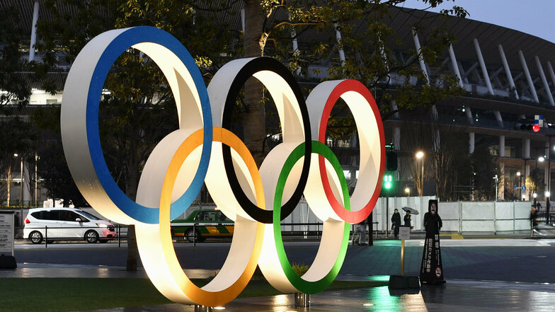 Eine Installation vor dem neuen Nationalstadion, Hauptschauplatz der Spiele vom 23. Juli bis 8. August 2021 in Tokio, zeigt die olympischen Ringe. Wie sind die Spiele in der Corona-Pandemie umzusetzen?