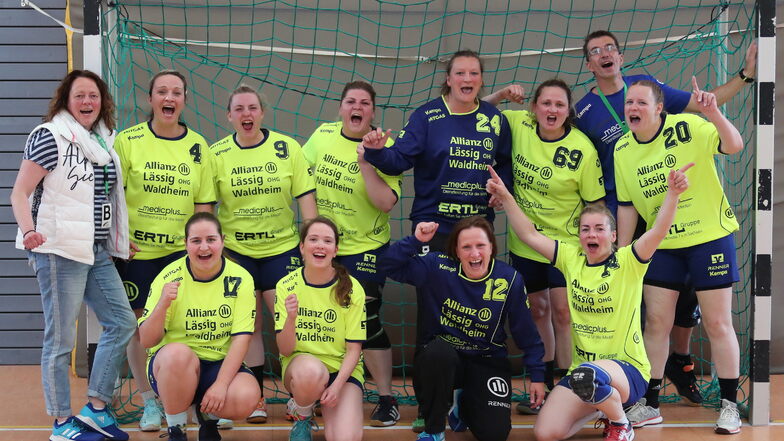 Nach einem deutlichen Sieg in einem abschließenden Meisterschaftsduell mit dem VfB Eilenburg bejubelten die Frauen des VfL Waldheim 54 den Titel in der Bezirksklasse.