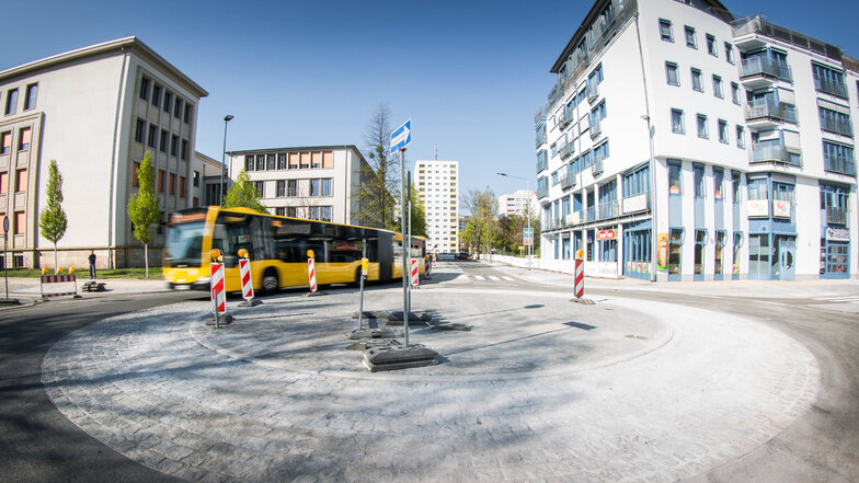 An der Hans-Grundig-Straße wurde viel probiert, um die Kreuzung zur Dürerstraße sicherer zu machen. Ab Donnerstag gibt es einen Kreisverkehr. Foto: