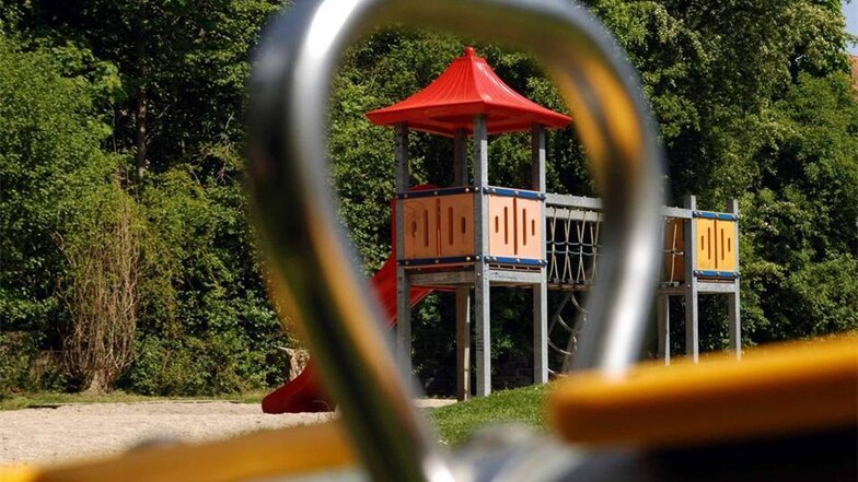 Kinderlos präsentiert sich der Spielplatz am Löbauer Rosengarten. Dabei ist die Anlage schön bunt gestaltet und bietet Platz zum Toben.