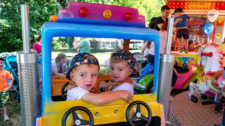 Die Zwillinge Luca und Theo hatten schon an diesem Wochenende viel Spaß auf dem Kinderkarussell. Ab 12. August legen die Schausteller noch eins drauf, bauen weitere Fahrgeschäfte auf.