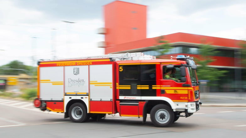Feuerwehren aus Übigau und Löbtau rückten zu einem Einsatz an einer Grundschule aus.