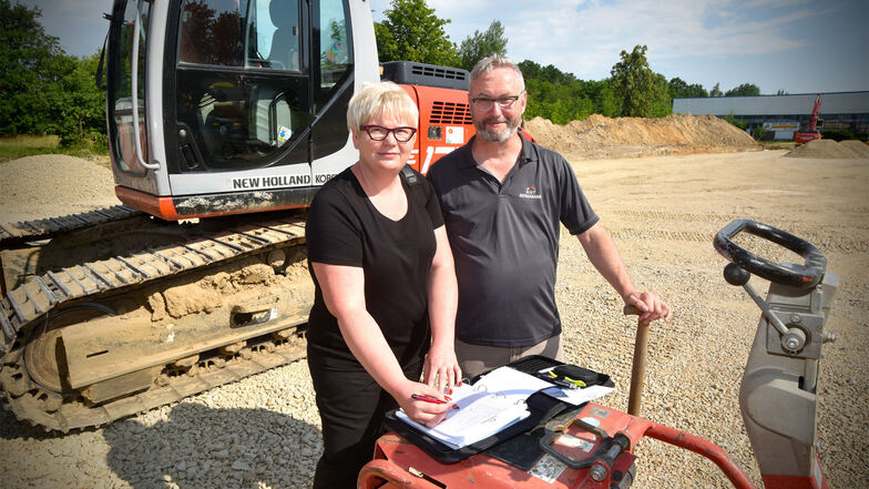 Carsten Juhra und Verena Ulbrich-Schröder auf der Baustelle der Firma G.U.T. Bergmann.