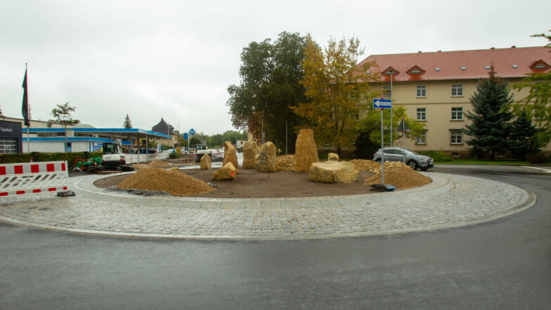 In der Mitte des neuen Kreisverkehrs an der Rottwerndorfer Straße in Pirna wurden jetzt Sandsteinblöcke aufgestellt.