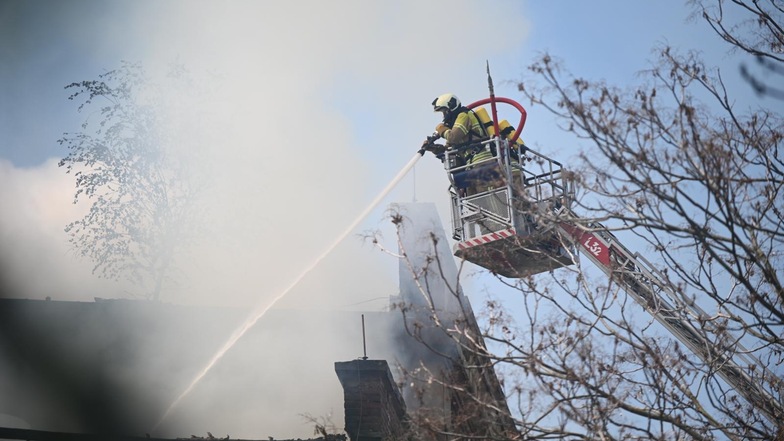 Die Industriebrache in Dresden-Leuben steht am Freitagmittag komplett in Flammen. Die Feuerwehr versucht, die Brandherde von einer Drehleiter aus zu erreichen.