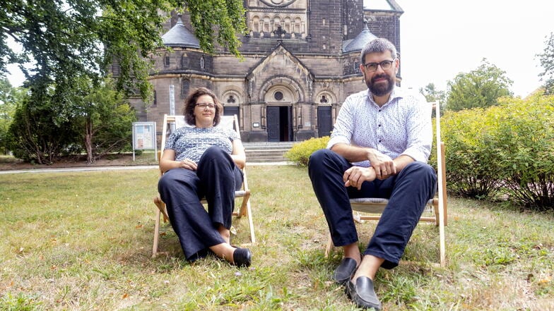 Luise-Catharina und Jan Quenstedt laden auf die Grünfläche vor der Trinitatiskirche.