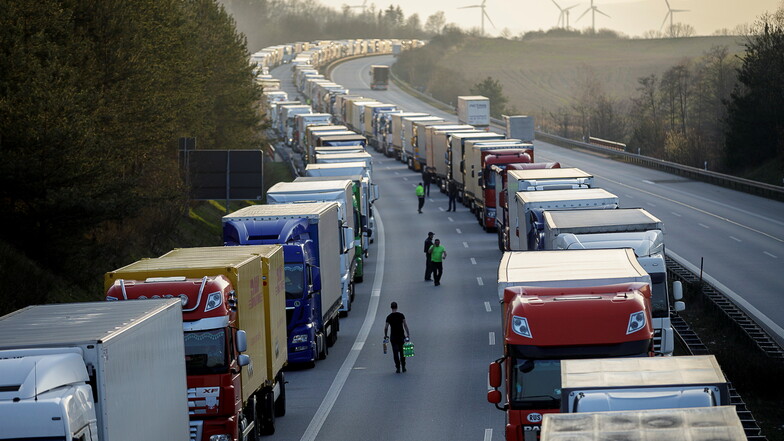 Die A4 im März 2020 in Richtung Görlitz. Um die Ausbreitung des Coronavirus einzudämmen, wurden damals die Grenzen geschlossen, was zu einem Verkehrschaos führte.