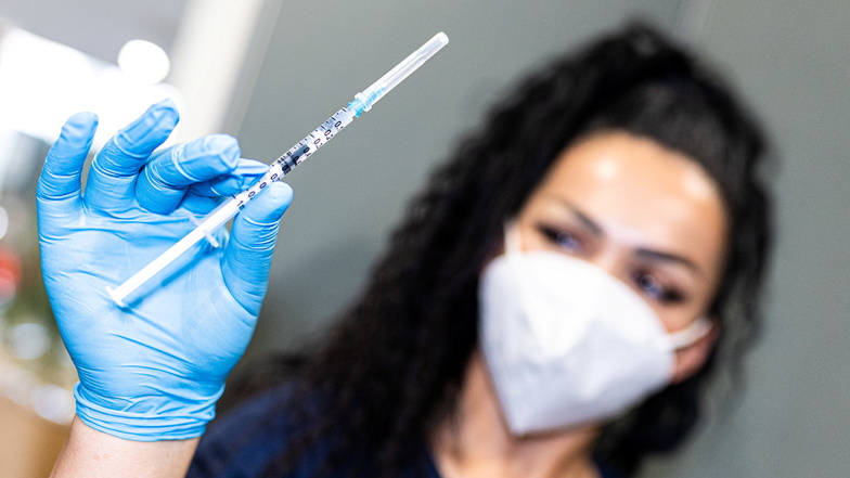 Eine Mitarbeiterin im Impfzentrums hält eine Spritze mit dem Impfstoff Nuvaxovid des US-Herstellers Novavax in der Hand. Ob der neue Impfstoff der Impfmüdigkeit im Kreis Meißen ein Schub geben kann? Die Impfquote liegt immer noch bei 60,7 Prozent.