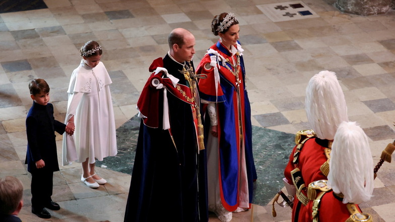 William, Prinz von Wales, und Kate, Prinzessin von Wales, gehen mit ihren Kindern Prinzessin Charlotte und Prinz Louis zur Krönungszeremonie von König Charles III. und Königsgemahlin Camilla.