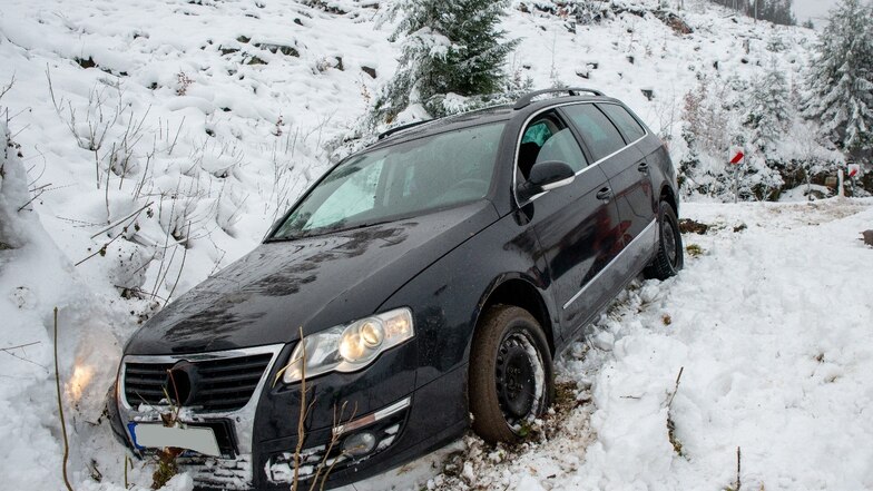 So sah das Fahrzeug aus, nachdem es im Schnee gelandet war. Die Polizei schaute sich die Reifen näher an und kassierte vor Ort Verwarngeld.