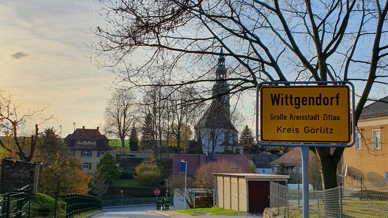 Blick auf die Dorfmitte von Wittgendorf mit der alten Schule (rechts) und der Kirche (Mitte).